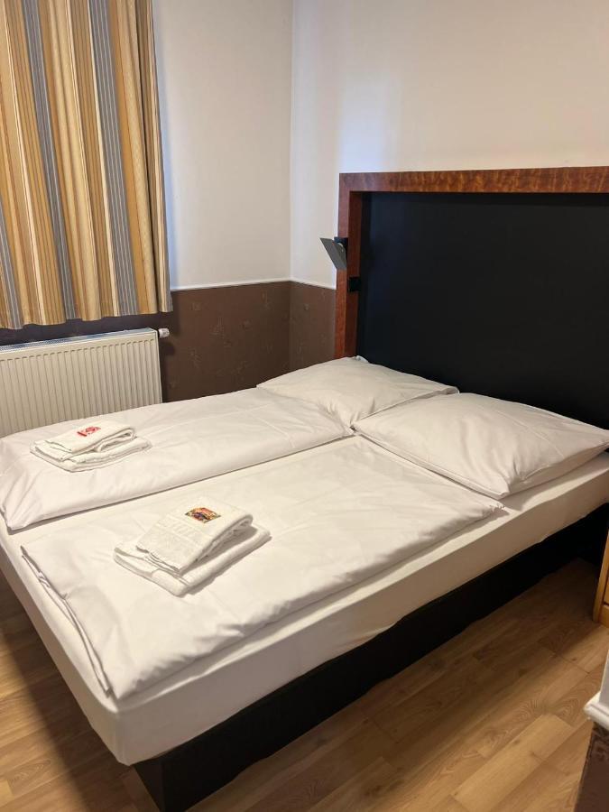 Hotel Castellana Lessien Eksteriør bilde